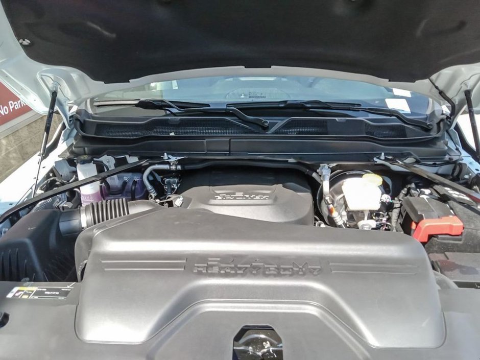 2024 Ram 2500 BIG HORN IN BRIGHT WHITE EQUIPPED WITH A 6.4L HEMI V8 , 4X4 , 8SPD AUTO , PROTECTION GROUP , PUSH START , HD SHOCKS , CLASS V HI-9