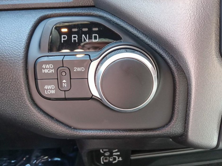 2024 Ram 2500 BIG HORN IN BRIGHT WHITE EQUIPPED WITH A 6.4L HEMI V8 , 4X4 , 8SPD AUTO , PROTECTION GROUP , PUSH START , HD SHOCKS , CLASS V HI-16