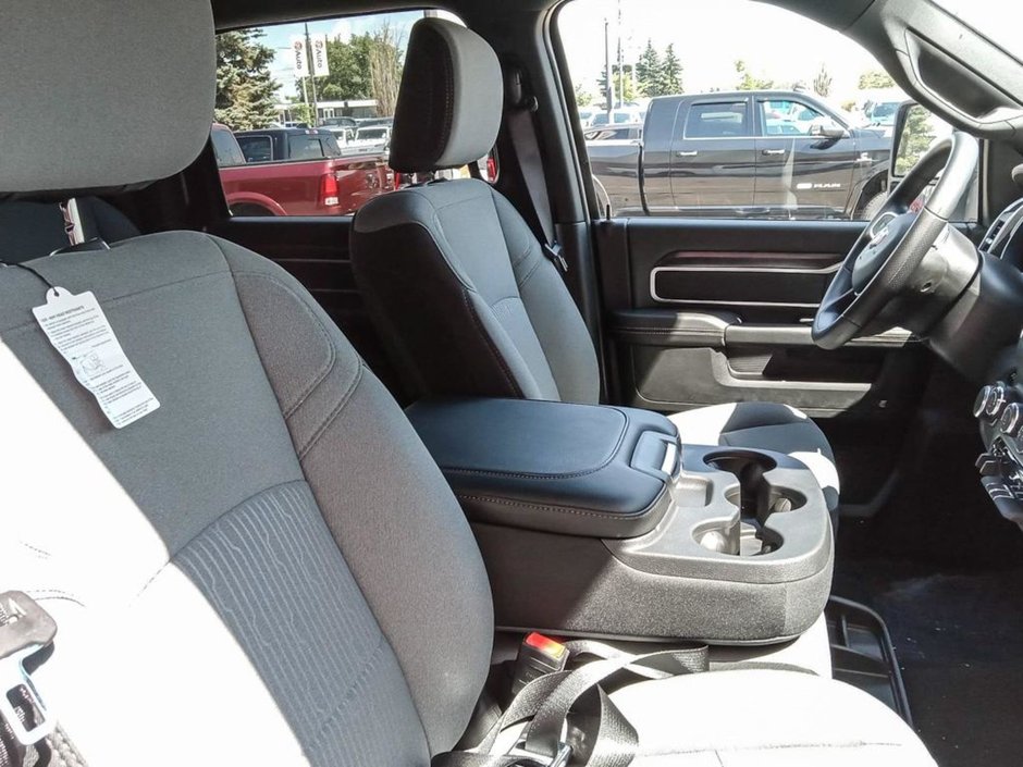 2024 Ram 2500 BIG HORN IN BRIGHT WHITE EQUIPPED WITH A 6.4L HEMI V8 , 4X4 , 8SPD AUTO , PROTECTION GROUP , PUSH START , HD SHOCKS , CLASS V HI-20