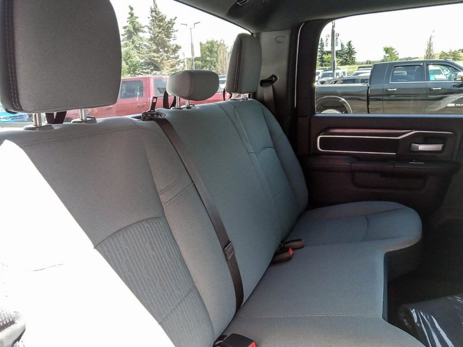 2024 Ram 2500 BIG HORN IN BRIGHT WHITE EQUIPPED WITH A 6.4L HEMI V8 , 4X4 , 8SPD AUTO , PROTECTION GROUP , PUSH START , HD SHOCKS , CLASS V HI-21