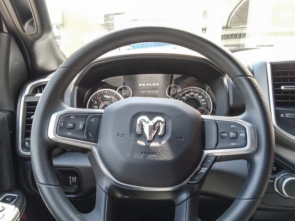 2024 Ram 2500 BIG HORN IN BRIGHT WHITE EQUIPPED WITH A 6.4L HEMI V8 , 4X4 , 8SPD AUTO , PROTECTION GROUP , PUSH START , HD SHOCKS , CLASS V HI-12