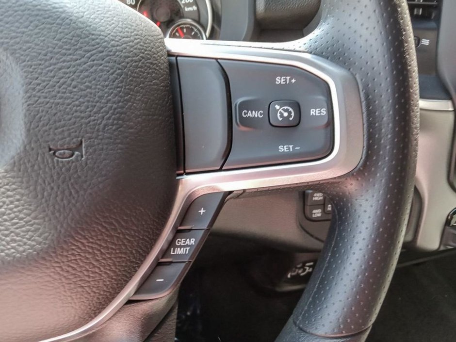 2024 Ram 2500 BIG HORN IN BRIGHT WHITE EQUIPPED WITH A 6.4L HEMI V8 , 4X4 , 8SPD AUTO , PROTECTION GROUP , PUSH START , HD SHOCKS , CLASS V HI-14