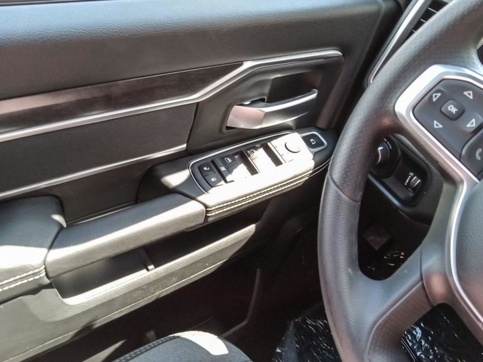 2024 Ram 2500 BIG HORN IN BRIGHT WHITE EQUIPPED WITH A 6.4L HEMI V8 , 4X4 , 8SPD AUTO , PROTECTION GROUP , PUSH START , HD SHOCKS , CLASS V HI-15