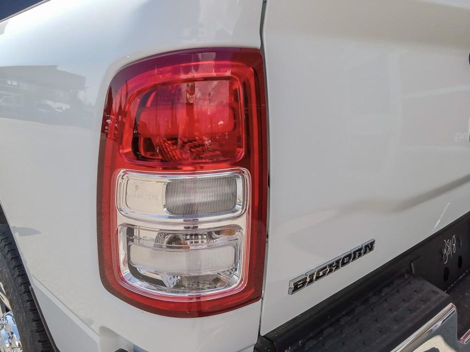 2024 Ram 2500 BIG HORN IN BRIGHT WHITE EQUIPPED WITH A 6.4L HEMI V8 , 4X4 , 8SPD AUTO , PROTECTION GROUP , PUSH START , HD SHOCKS , CLASS V HI-10