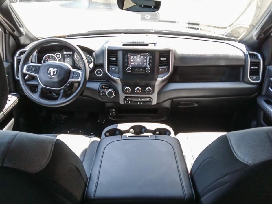 2024 Ram 2500 BIG HORN IN BRIGHT WHITE EQUIPPED WITH A 6.4L HEMI V8 , 4X4 , 8SPD AUTO , PROTECTION GROUP , PUSH START , HD SHOCKS , CLASS V HI-22