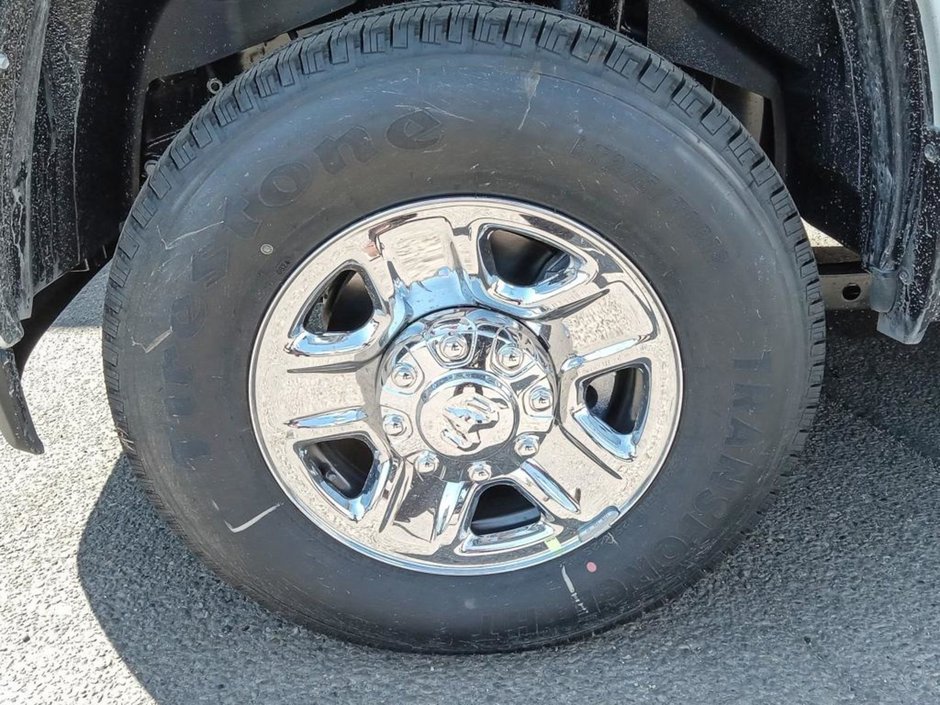 2024 Ram 2500 BIG HORN IN BRIGHT WHITE EQUIPPED WITH A 6.4L HEMI V8 , 4X4 , 8SPD AUTO , PROTECTION GROUP , PUSH START , HD SHOCKS , CLASS V HI-5