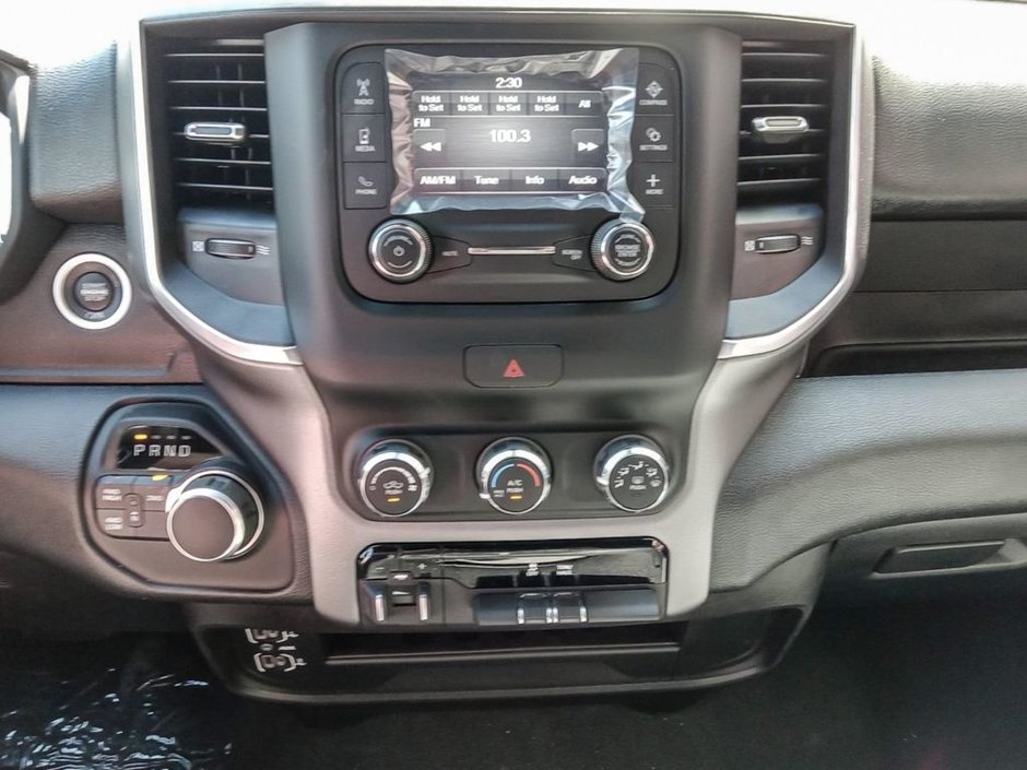 2024 Ram 2500 BIG HORN IN BRIGHT WHITE EQUIPPED WITH A 6.4L HEMI V8 , 4X4 , 8SPD AUTO , PROTECTION GROUP , PUSH START , HD SHOCKS , CLASS V HI-17