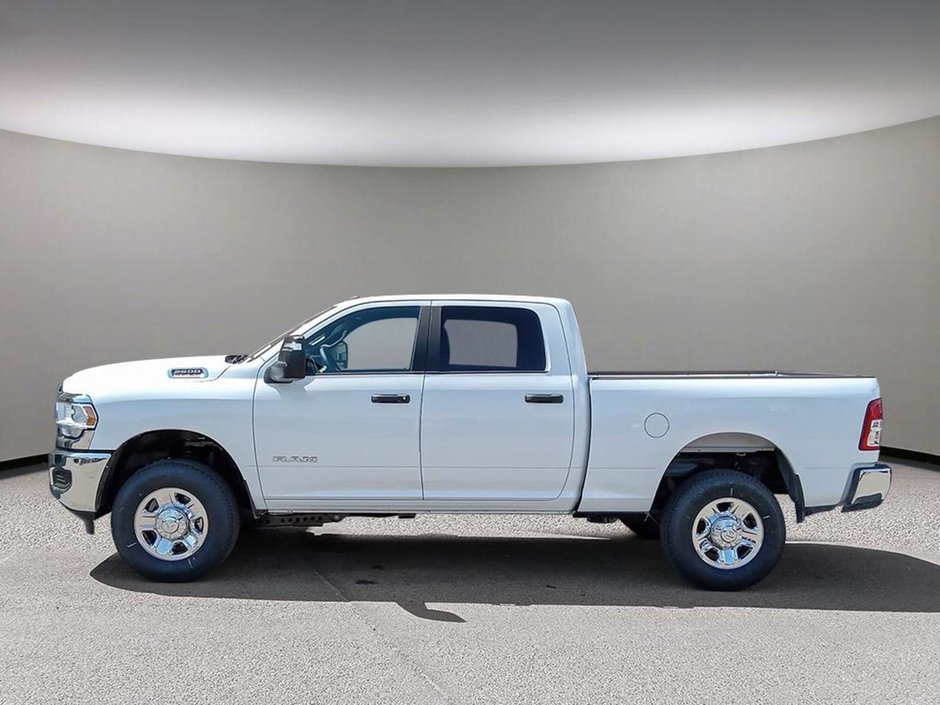 2024 Ram 2500 BIG HORN IN BRIGHT WHITE EQUIPPED WITH A 6.4L HEMI V8 , 4X4 , 8SPD AUTO , PROTECTION GROUP , PUSH START , HD SHOCKS , CLASS V HI-2