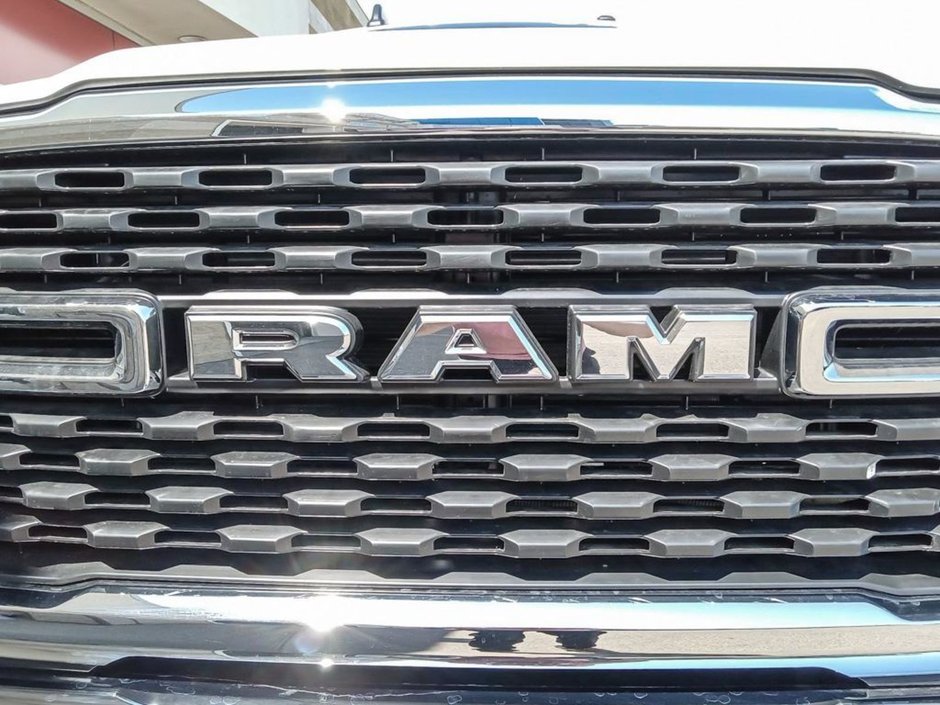 2024 Ram 2500 BIG HORN IN BRIGHT WHITE EQUIPPED WITH A 6.4L HEMI V8 , 4X4 , 8SPD AUTO , PROTECTION GROUP , PUSH START , HD SHOCKS , CLASS V HI-8