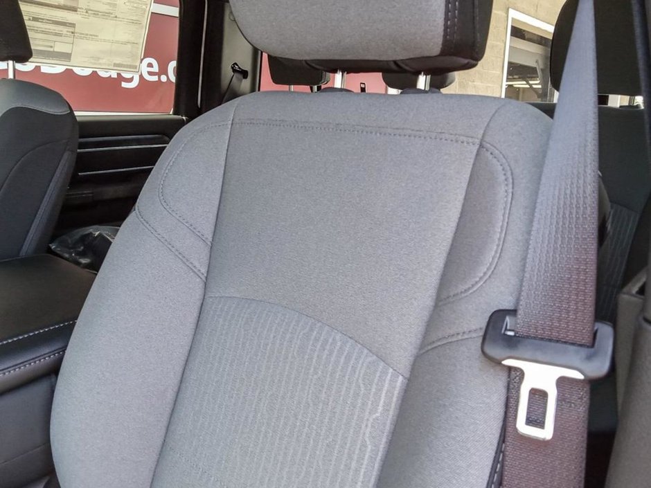 2024 Ram 2500 BIG HORN IN BRIGHT WHITE EQUIPPED WITH A 6.4L HEMI V8 , 4X4 , 8SPD AUTO , PROTECTION GROUP , PUSH START , HD SHOCKS , CLASS V HI-18