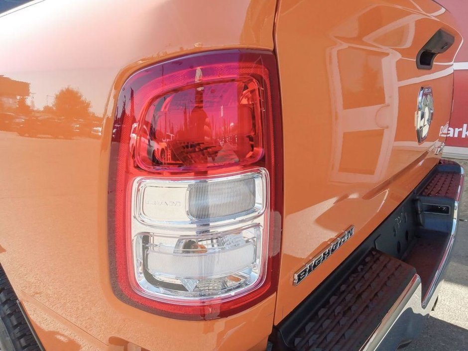 2024 Ram 2500 BIG HORN IN OMAHA ORANGE EQUIPPED WITH A 6.7L CUMMINS TURBO DIESEL I6 , 4X4 , 6SPD AUTO , 12INCH W/NAV , REMOTE START , ALPINE A-10