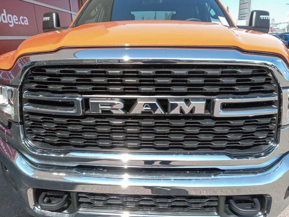 2024 Ram 2500 BIG HORN IN OMAHA ORANGE EQUIPPED WITH A 6.7L CUMMINS TURBO DIESEL I6 , 4X4 , 6SPD AUTO , 12INCH W/NAV , REMOTE START , ALPINE A-8