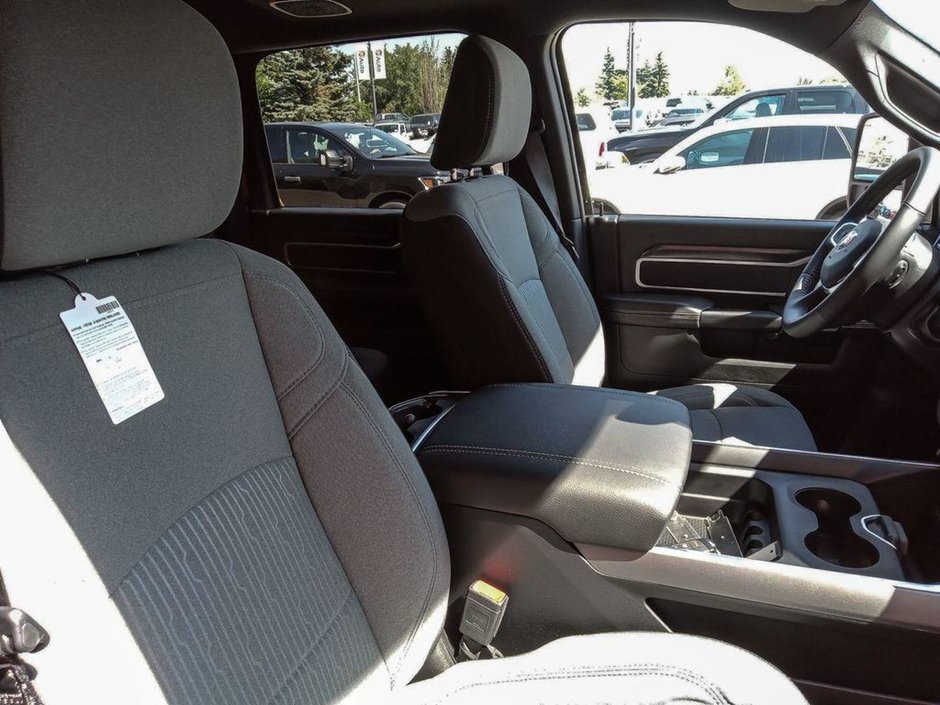 2024 Ram 2500 BIG HORN IN OMAHA ORANGE EQUIPPED WITH A 6.7L CUMMINS TURBO DIESEL I6 , 4X4 , 6SPD AUTO , 12INCH W/NAV , REMOTE START , ALPINE A-20