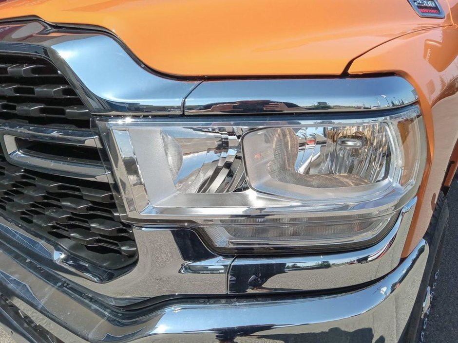 2024 Ram 2500 BIG HORN IN OMAHA ORANGE EQUIPPED WITH A 6.7L CUMMINS TURBO DIESEL I6 , 4X4 , 6SPD AUTO , 12INCH W/NAV , REMOTE START , ALPINE A-7