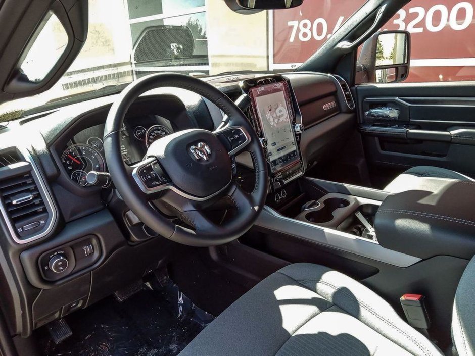 2024 Ram 2500 BIG HORN IN OMAHA ORANGE EQUIPPED WITH A 6.7L CUMMINS TURBO DIESEL I6 , 4X4 , 6SPD AUTO , 12INCH W/NAV , REMOTE START , ALPINE A-11