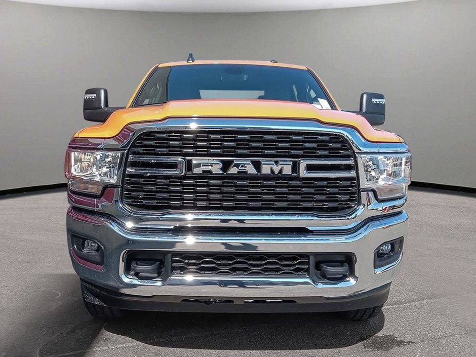 2024 Ram 2500 BIG HORN IN OMAHA ORANGE EQUIPPED WITH A 6.7L CUMMINS TURBO DIESEL I6 , 4X4 , 6SPD AUTO , 12INCH W/NAV , REMOTE START , ALPINE A-1