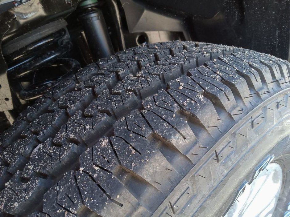 2024 Ram 2500 BIG HORN IN OMAHA ORANGE EQUIPPED WITH A 6.7L CUMMINS TURBO DIESEL I6 , 4X4 , 6SPD AUTO , 12INCH W/NAV , REMOTE START , ALPINE A-6