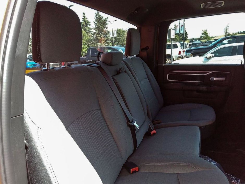 2024 Ram 2500 BIG HORN IN OMAHA ORANGE EQUIPPED WITH A 6.7L CUMMINS TURBO DIESEL I6 , 4X4 , 6SPD AUTO , 12INCH W/NAV , REMOTE START , ALPINE A-21