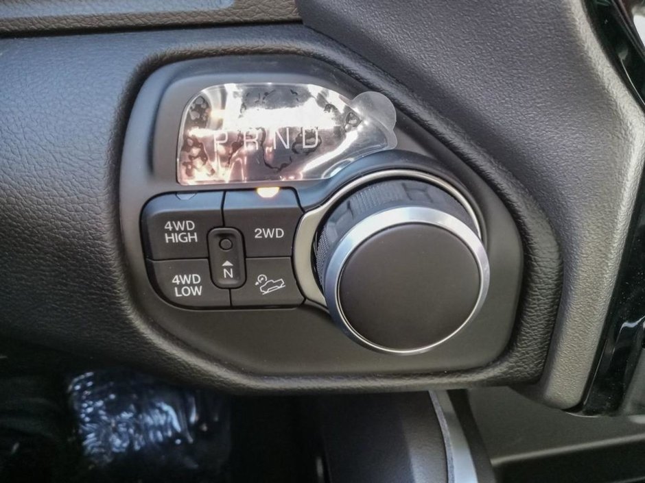 2024 Ram 2500 BIG HORN IN BRIGHT WHITE EQUIPPED WITH A 6.4L HEMI V8 , 4X4 , 8SPD AUTO , 18INCH RIMS , ALPINE UADIO , LVL 2 EQUIPMENT GROUP , O-16