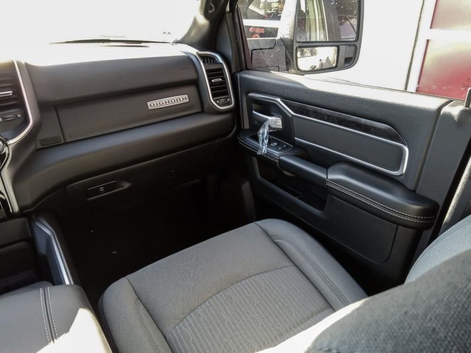 2024 Ram 2500 BIG HORN IN BRIGHT WHITE EQUIPPED WITH A 6.4L HEMI V8 , 4X4 , 8SPD AUTO , 18INCH RIMS , ALPINE UADIO , LVL 2 EQUIPMENT GROUP , O-23