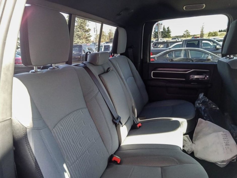 2024 Ram 2500 BIG HORN IN BRIGHT WHITE EQUIPPED WITH A 6.4L HEMI V8 , 4X4 , 8SPD AUTO , 18INCH RIMS , ALPINE UADIO , LVL 2 EQUIPMENT GROUP , O-21