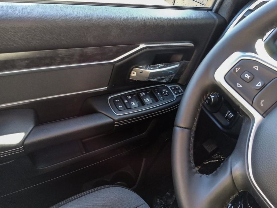 2024 Ram 2500 BIG HORN IN BRIGHT WHITE EQUIPPED WITH A 6.4L HEMI V8 , 4X4 , 8SPD AUTO , 18INCH RIMS , ALPINE UADIO , LVL 2 EQUIPMENT GROUP , O-15