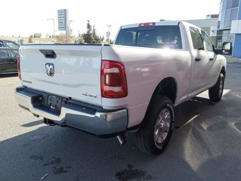2024 Ram 2500 BIG HORN IN BRIGHT WHITE EQUIPPED WITH A 6.4L HEMI V8 , 4X4 , 8SPD AUTO , 18INCH RIMS , ALPINE UADIO , LVL 2 EQUIPMENT GROUP , O-24