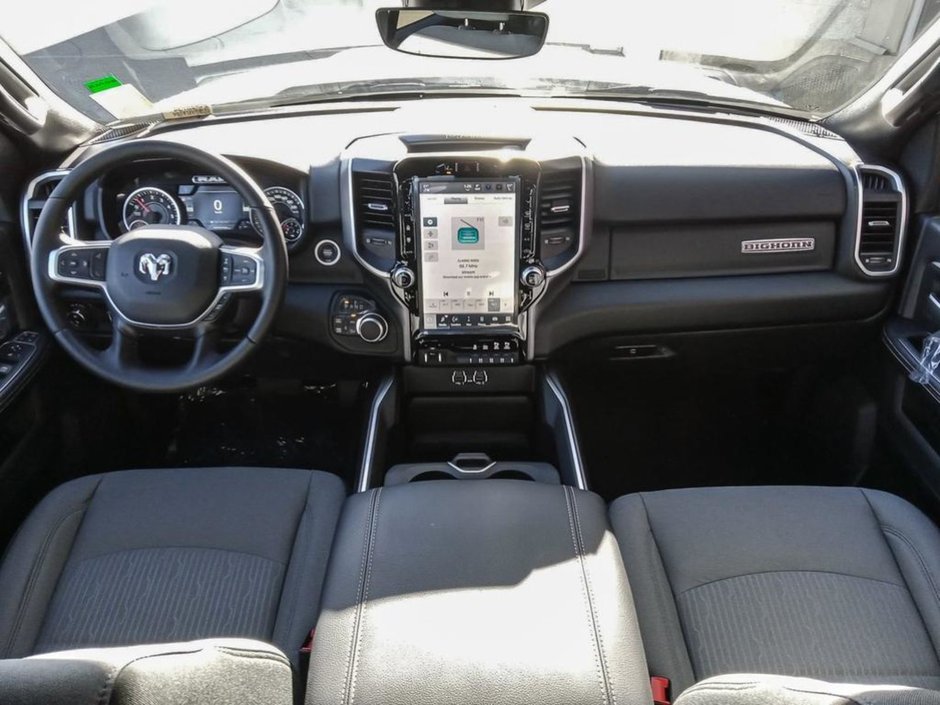 2024 Ram 2500 BIG HORN IN BRIGHT WHITE EQUIPPED WITH A 6.4L HEMI V8 , 4X4 , 8SPD AUTO , 18INCH RIMS , ALPINE UADIO , LVL 2 EQUIPMENT GROUP , O-22