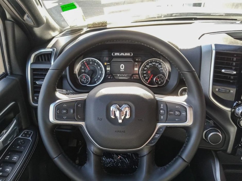 2024 Ram 2500 BIG HORN IN BRIGHT WHITE EQUIPPED WITH A 6.4L HEMI V8 , 4X4 , 8SPD AUTO , 18INCH RIMS , ALPINE UADIO , LVL 2 EQUIPMENT GROUP , O-12