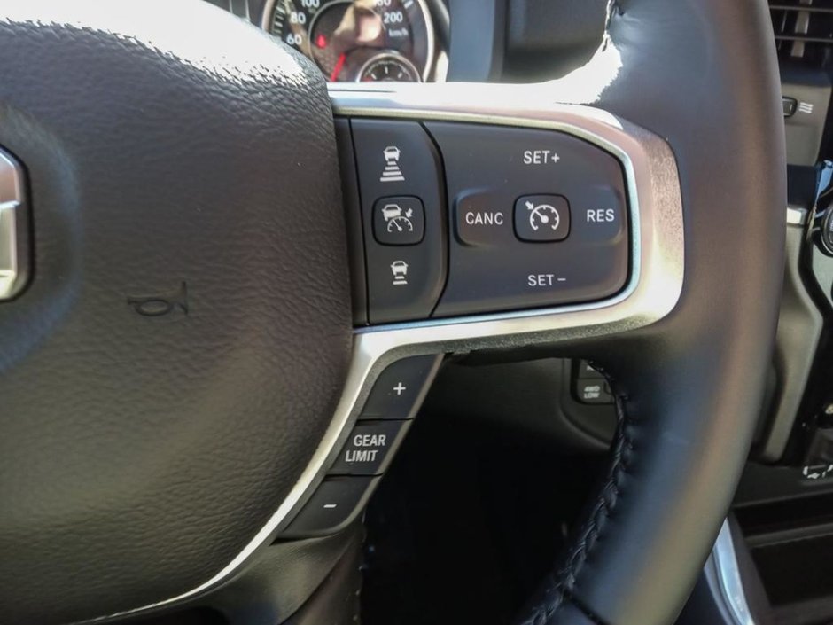 2024 Ram 2500 BIG HORN IN BRIGHT WHITE EQUIPPED WITH A 6.4L HEMI V8 , 4X4 , 8SPD AUTO , 18INCH RIMS , ALPINE UADIO , LVL 2 EQUIPMENT GROUP , O-14