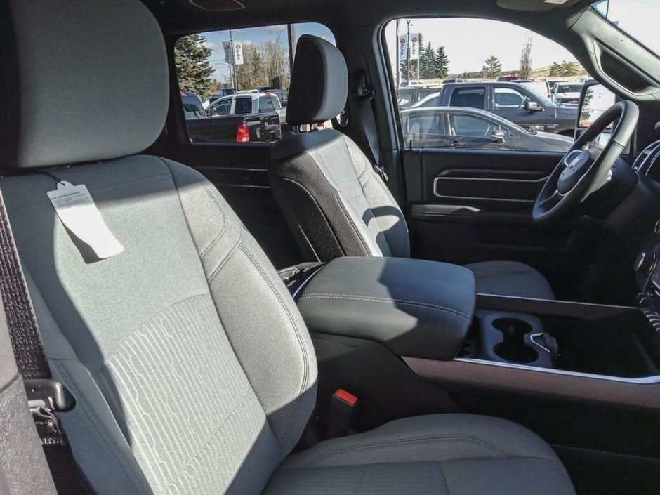 2024 Ram 2500 BIG HORN IN BRIGHT WHITE EQUIPPED WITH A 6.4L HEMI V8 , 4X4 , 8SPD AUTO , 18INCH RIMS , ALPINE UADIO , LVL 2 EQUIPMENT GROUP , O-20