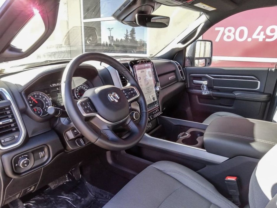 2024 Ram 2500 BIG HORN IN BRIGHT WHITE EQUIPPED WITH A 6.4L HEMI V8 , 4X4 , 8SPD AUTO , 18INCH RIMS , ALPINE UADIO , LVL 2 EQUIPMENT GROUP , O-11