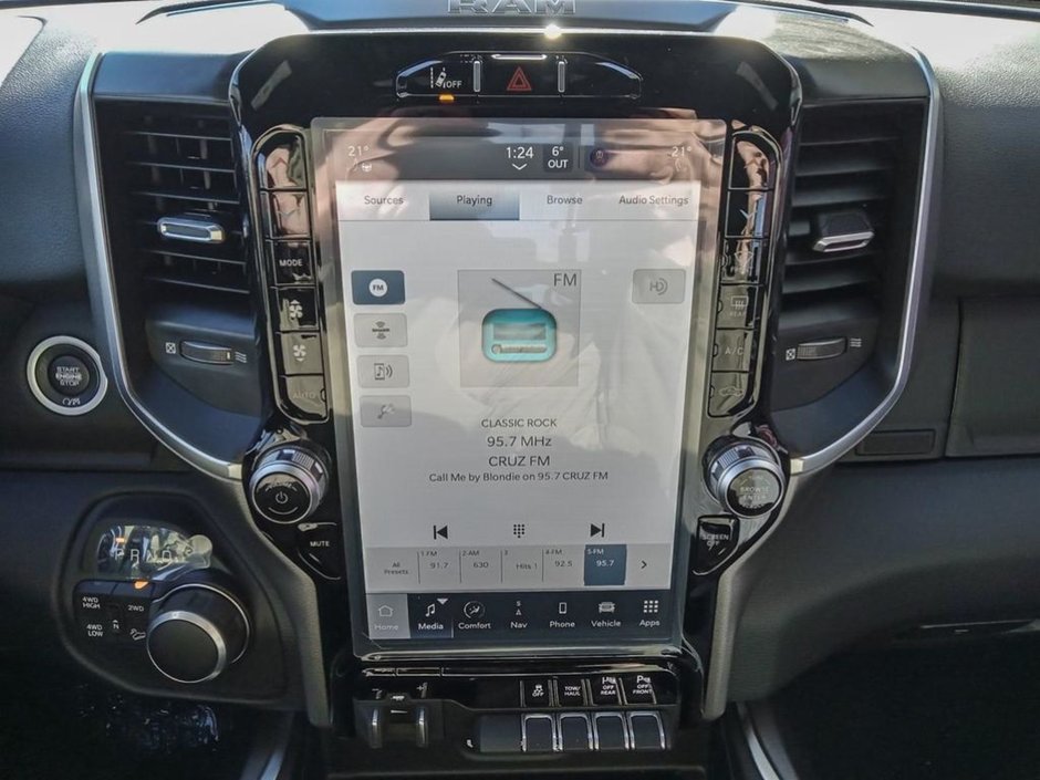 2024 Ram 2500 BIG HORN IN BRIGHT WHITE EQUIPPED WITH A 6.4L HEMI V8 , 4X4 , 8SPD AUTO , 18INCH RIMS , ALPINE UADIO , LVL 2 EQUIPMENT GROUP , O-17