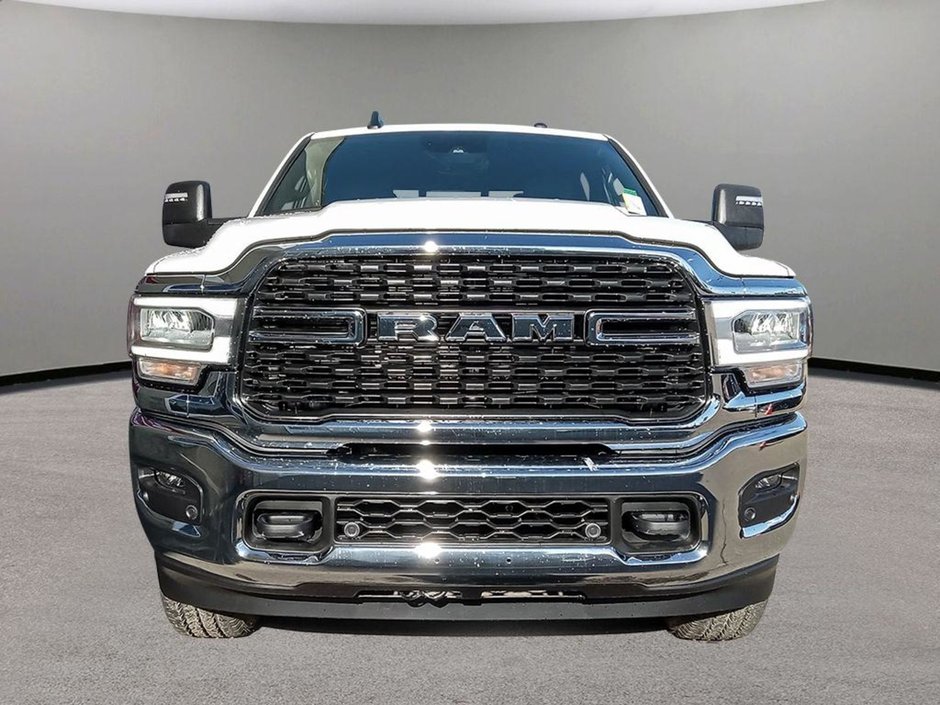 2024 Ram 2500 BIG HORN IN BRIGHT WHITE EQUIPPED WITH A 6.4L HEMI V8 , 4X4 , 8SPD AUTO , 18INCH RIMS , ALPINE UADIO , LVL 2 EQUIPMENT GROUP , O-1