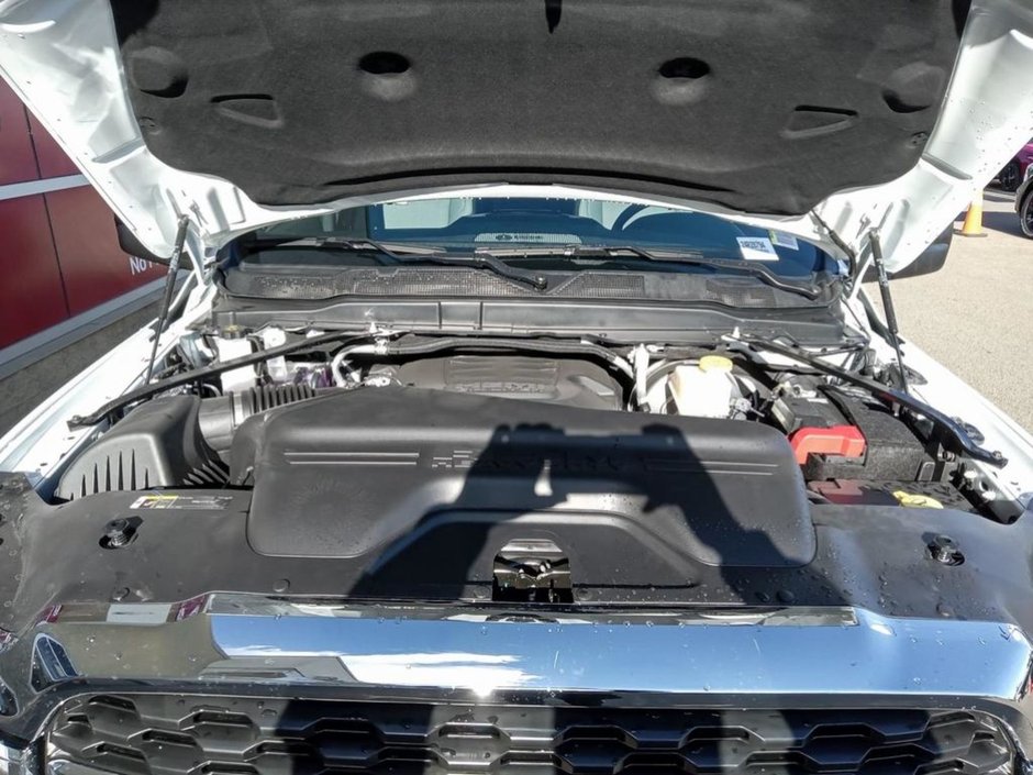 2024 Ram 2500 BIG HORN IN BRIGHT WHITE EQUIPPED WITH A 6.4L HEMI V8 , 4X4 , 8SPD AUTO , 18INCH RIMS , ALPINE UADIO , LVL 2 EQUIPMENT GROUP , O-9