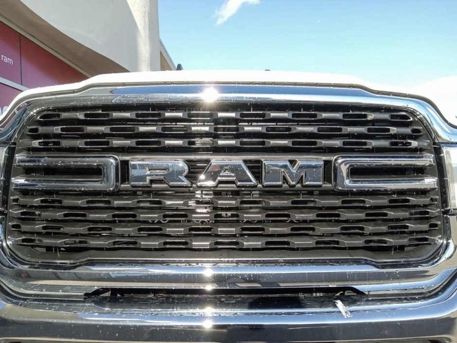 2024 Ram 2500 BIG HORN IN BRIGHT WHITE EQUIPPED WITH A 6.4L HEMI V8 , 4X4 , 8SPD AUTO , 18INCH RIMS , ALPINE UADIO , LVL 2 EQUIPMENT GROUP , O-8