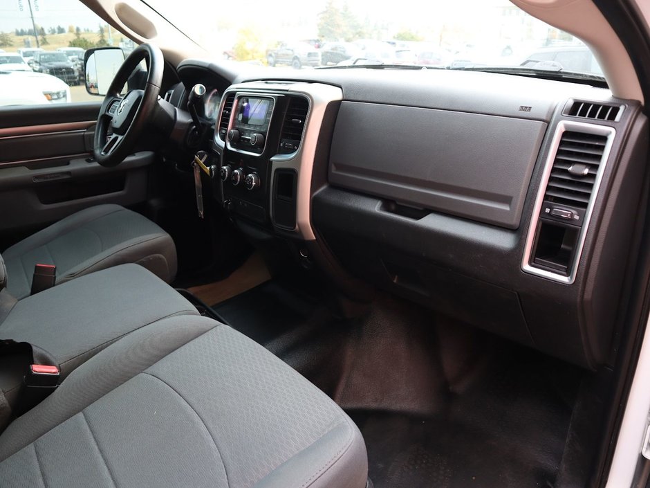 2016 Ram 3500 SLT IN BRIGHT WHITE EQUIPPED WITH A 5.7L HEMI V8 , 4X4 , 6 SPD AUTO , 6SPEAKER AUDIO , PWR WINDOWS/LOCKS , AC , CRUISE-21