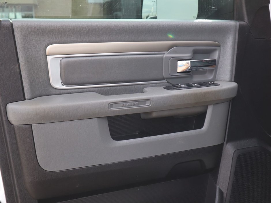 2016 Ram 3500 SLT IN BRIGHT WHITE EQUIPPED WITH A 5.7L HEMI V8 , 4X4 , 6 SPD AUTO , 6SPEAKER AUDIO , PWR WINDOWS/LOCKS , AC , CRUISE-17