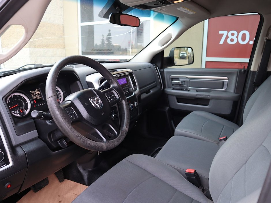 2016 Ram 3500 SLT IN BRIGHT WHITE EQUIPPED WITH A 5.7L HEMI V8 , 4X4 , 6 SPD AUTO , 6SPEAKER AUDIO , PWR WINDOWS/LOCKS , AC , CRUISE-16