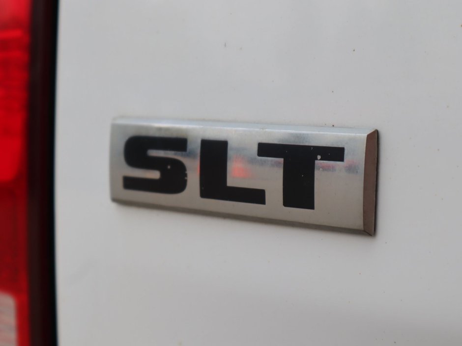 2016 Ram 3500 SLT IN BRIGHT WHITE EQUIPPED WITH A 5.7L HEMI V8 , 4X4 , 6 SPD AUTO , 6SPEAKER AUDIO , PWR WINDOWS/LOCKS , AC , CRUISE-14