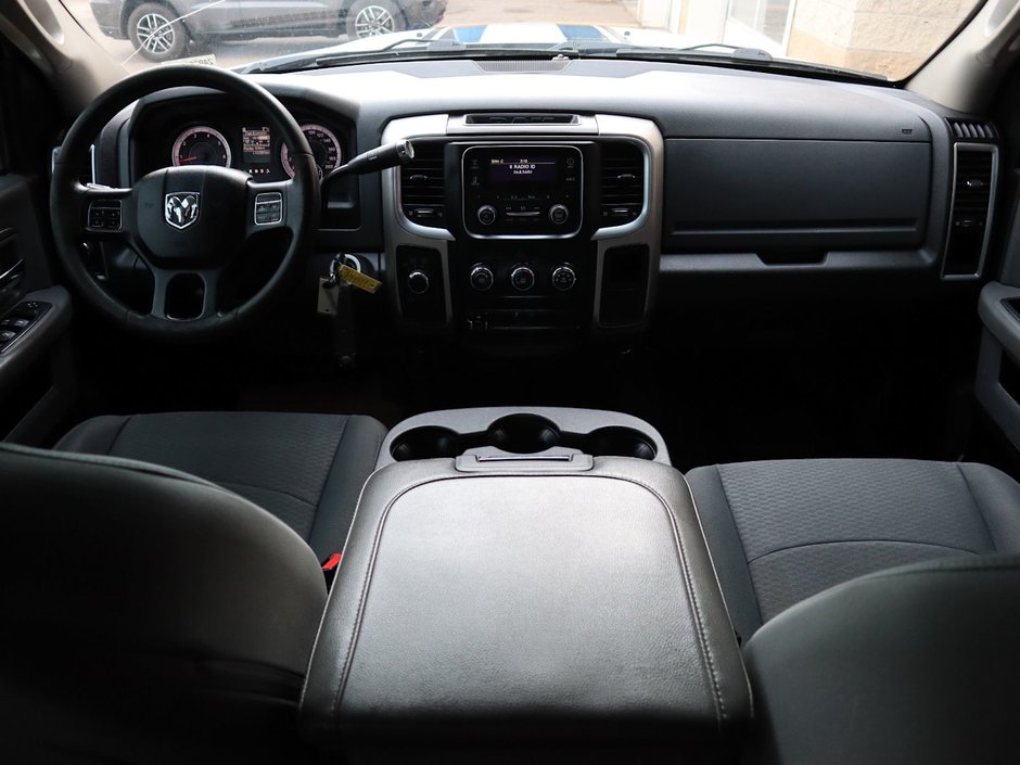 2016 Ram 3500 SLT IN BRIGHT WHITE EQUIPPED WITH A 5.7L HEMI V8 , 4X4 , 6 SPD AUTO , 6SPEAKER AUDIO , PWR WINDOWS/LOCKS , AC , CRUISE-22