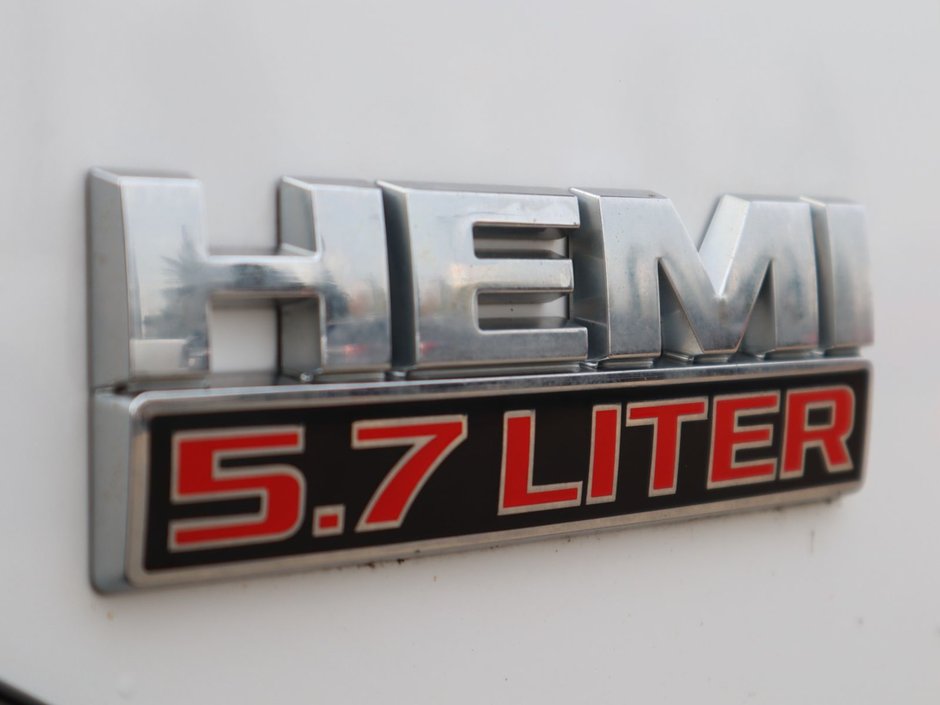 2016 Ram 3500 SLT IN BRIGHT WHITE EQUIPPED WITH A 5.7L HEMI V8 , 4X4 , 6 SPD AUTO , 6SPEAKER AUDIO , PWR WINDOWS/LOCKS , AC , CRUISE-12