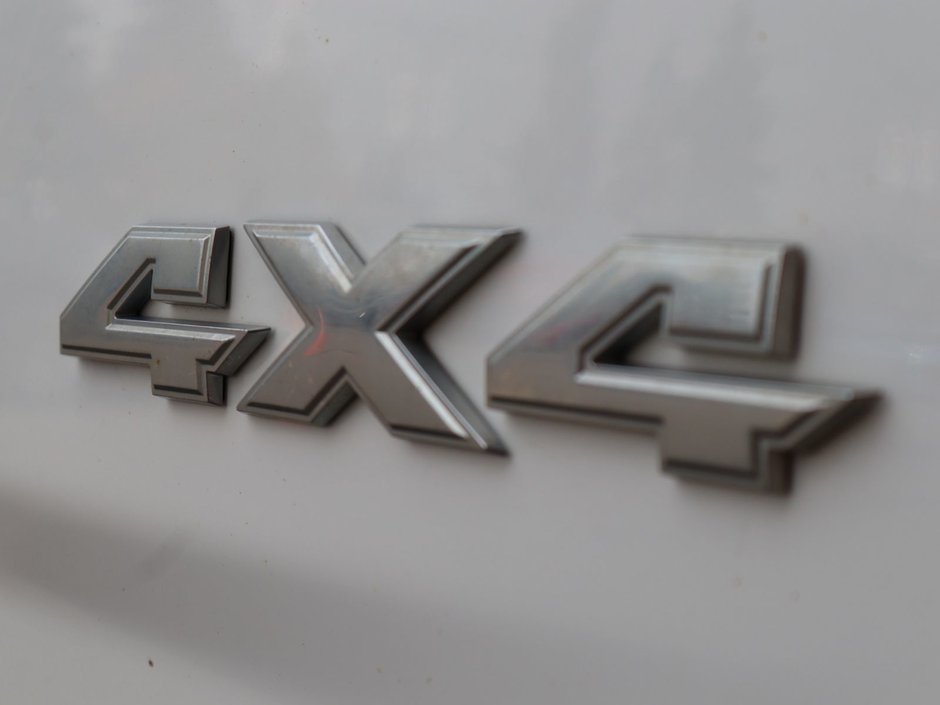 2016 Ram 3500 SLT IN BRIGHT WHITE EQUIPPED WITH A 5.7L HEMI V8 , 4X4 , 6 SPD AUTO , 6SPEAKER AUDIO , PWR WINDOWS/LOCKS , AC , CRUISE-15