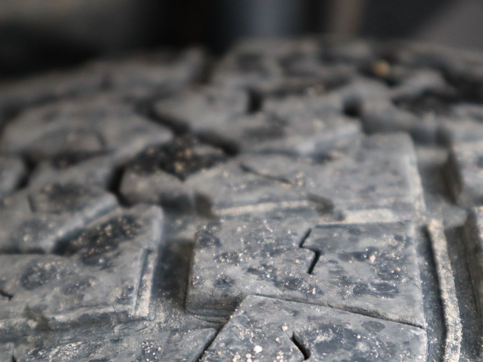 2016 Ram 3500 SLT IN BRIGHT WHITE EQUIPPED WITH A 5.7L HEMI V8 , 4X4 , 6 SPD AUTO , 6SPEAKER AUDIO , PWR WINDOWS/LOCKS , AC , CRUISE-5