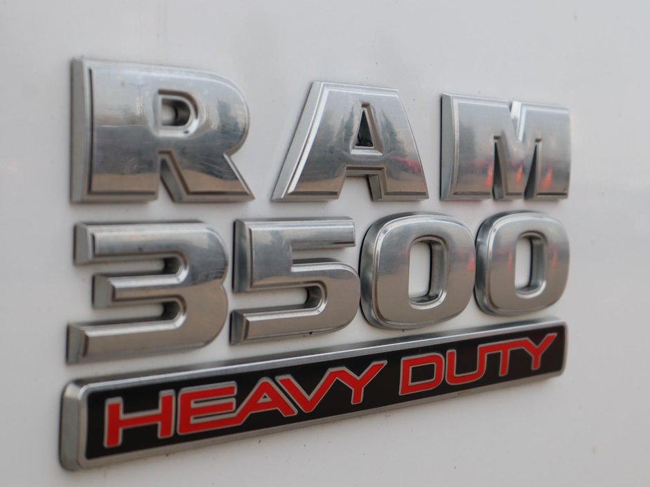 2016 Ram 3500 SLT IN BRIGHT WHITE EQUIPPED WITH A 5.7L HEMI V8 , 4X4 , 6 SPD AUTO , 6SPEAKER AUDIO , PWR WINDOWS/LOCKS , AC , CRUISE-11