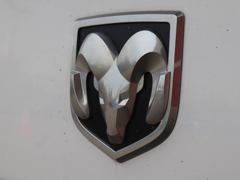 2016 Ram 3500 SLT IN BRIGHT WHITE EQUIPPED WITH A 5.7L HEMI V8 , 4X4 , 6 SPD AUTO , 6SPEAKER AUDIO , PWR WINDOWS/LOCKS , AC , CRUISE-13