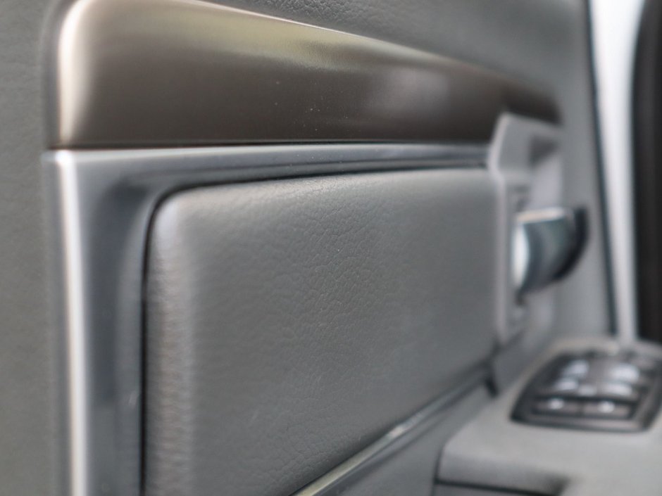 2016 Ram 3500 SLT IN BRIGHT WHITE EQUIPPED WITH A 5.7L HEMI V8 , 4X4 , 6 SPD AUTO , 6SPEAKER AUDIO , PWR WINDOWS/LOCKS , AC , CRUISE-18