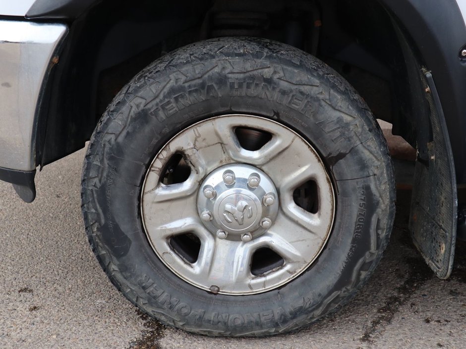 2016 Ram 3500 SLT IN BRIGHT WHITE EQUIPPED WITH A 5.7L HEMI V8 , 4X4 , 6 SPD AUTO , 6SPEAKER AUDIO , PWR WINDOWS/LOCKS , AC , CRUISE-4