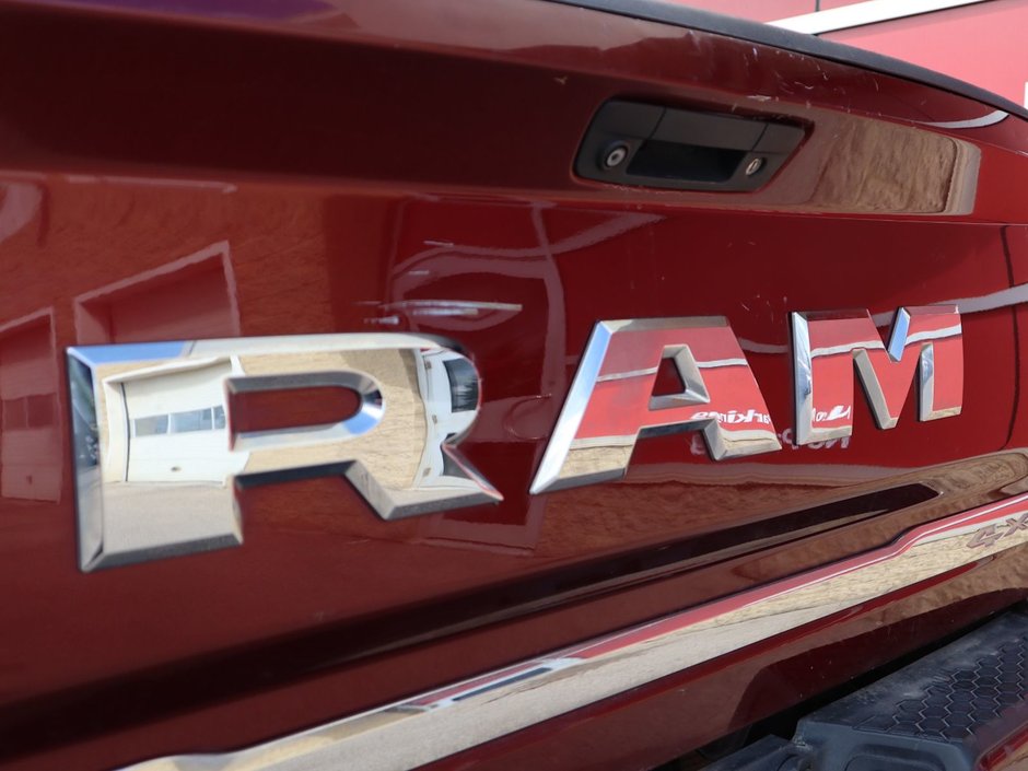 2018 Ram 3500 LIMITED IN RED PEARL EQUIPPED WITH A 6.7L CUMMINS TURBO DIESEL I6 , 4X4 , 6SPD AUTO , RUNNING BOARDS , 5TH WHEEL & GOOSENECK TOW-14