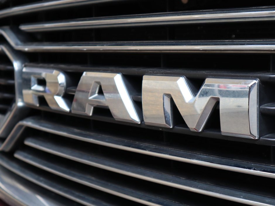 2018 Ram 3500 LIMITED IN RED PEARL EQUIPPED WITH A 6.7L CUMMINS TURBO DIESEL I6 , 4X4 , 6SPD AUTO , RUNNING BOARDS , 5TH WHEEL & GOOSENECK TOW-2